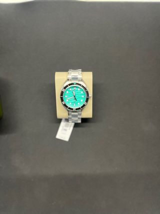 Reloj plateado con caja verde