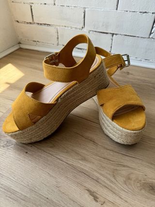 Sandalias Pull&Bear Plataforma Mostaza