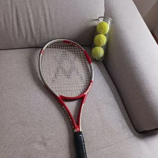 Raqueta de tenis y pelotas