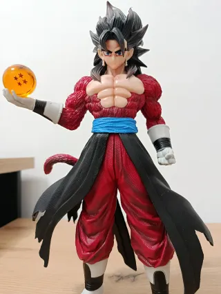 Figura Vegetto SSJ4 con Bola de Dragón