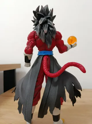 Figura Vegetto SSJ4 con Bola de Dragón