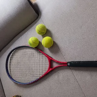 Raqueta de tenis y 3 pelotas