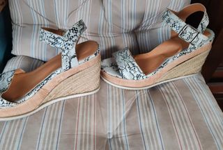 Sandalias cuña piel serpiente