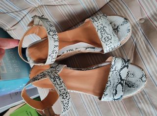 Sandalias cuña piel serpiente