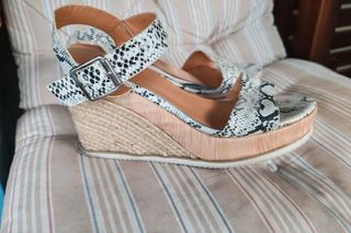 Sandalias cuña piel serpiente