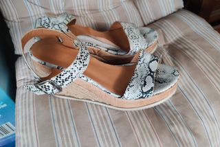 Sandalias cuña piel serpiente