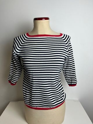 Suéter de rayas blanco, azul y rojo