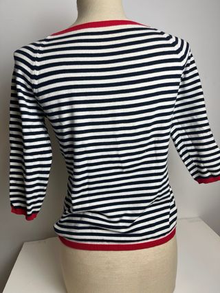 Suéter de rayas blanco, azul y rojo