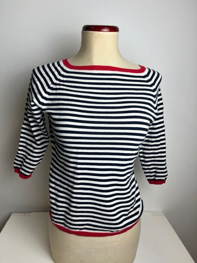 Suéter de rayas blanco, azul y rojo