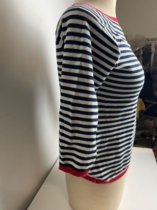 Suéter de rayas blanco, azul y rojo