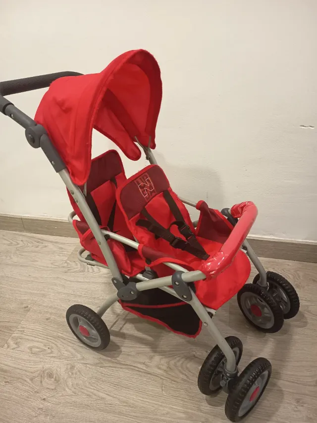 Carrito de juguete rojo