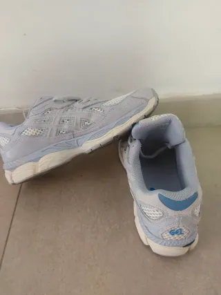Zapatillas Asics grises y blancas