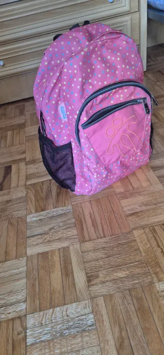 Mochila rosa con puntos de colores