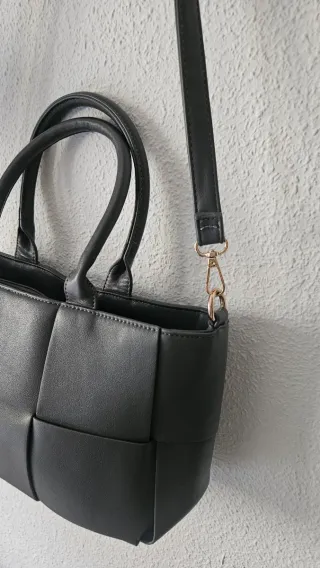 Bolso de mano gris tejido