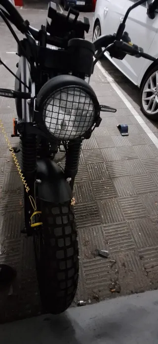 Mutt Akita All Black 125cc Negro mate/piel marrón