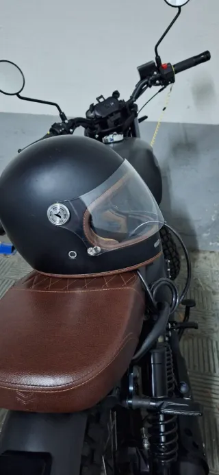 Mutt Akita All Black 125cc Negro mate/piel marrón