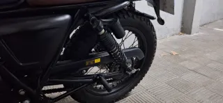 Mutt Akita All Black 125cc Negro mate/piel marrón