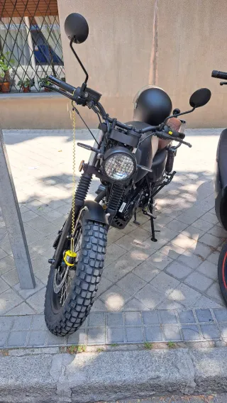 Mutt Akita All Black 125cc Negro mate/piel marrón
