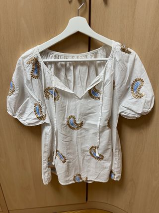 Blusa blanca bordada dorada y azul