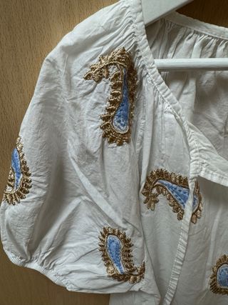 Blusa blanca bordada dorada y azul