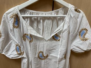 Blusa blanca bordada dorada y azul