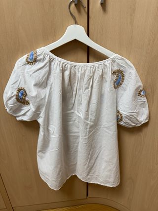 Blusa blanca bordada dorada y azul