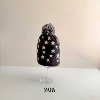 Gorro Zara estrelas pompom preto e branco