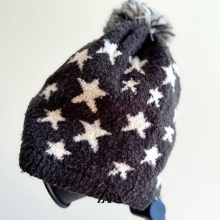 Gorro Zara estrelas pompom preto e branco