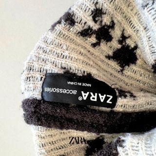 Gorro Zara estrelas pompom preto e branco