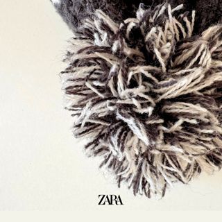 Gorro Zara estrelas pompom preto e branco