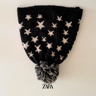 Gorro Zara estrelas pompom preto e branco