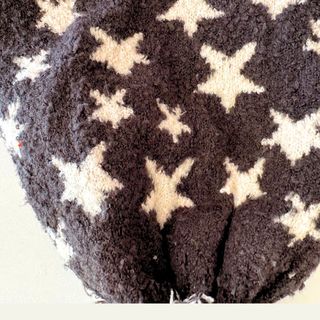Gorro Zara estrelas pompom preto e branco