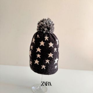 Gorro Zara estrelas pompom preto e branco