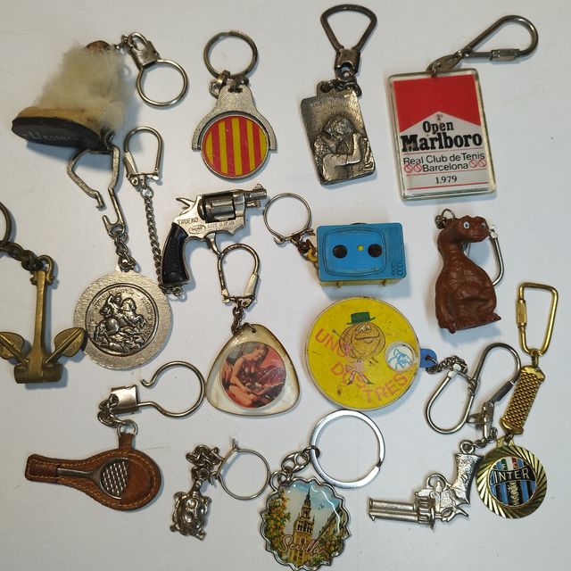 Lote de llaveros antiguos variados