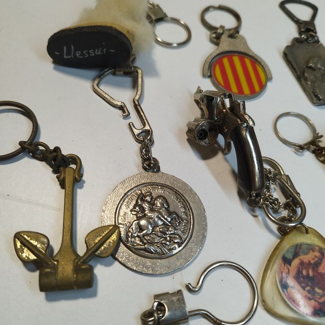 Lote de llaveros antiguos variados