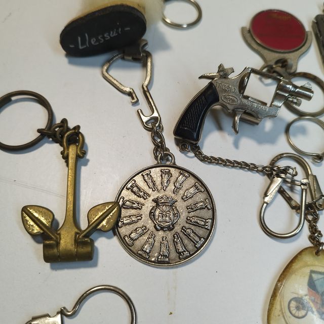Lote de llaveros antiguos variados