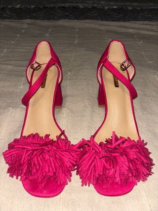 Zapatos de tacón rosa con flecos