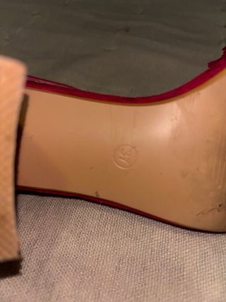 Zapatos de tacón rosa con flecos