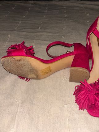 Zapatos de tacón rosa con flecos