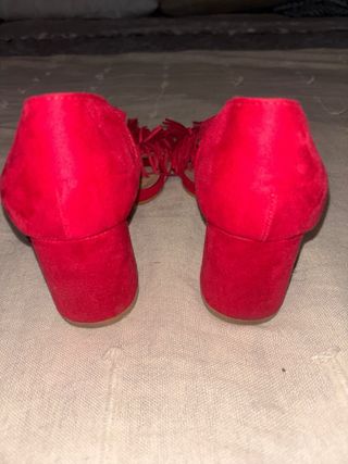 Zapatos de tacón rosa con flecos