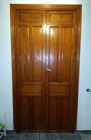 Puerta doble de madera de habitacion