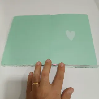 Bloco de notas verde com corações