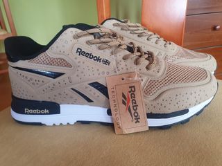 Zapatillas Reebok Beige y Negro nuevo 