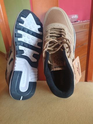 Zapatillas Reebok Beige y Negro nuevo 