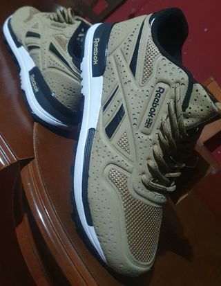 Zapatillas Reebok Beige y Negro nuevo 