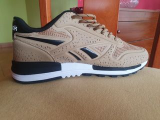 Zapatillas Reebok Beige y Negro nuevo 