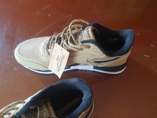 Zapatillas Reebok Beige y Negro nuevo 