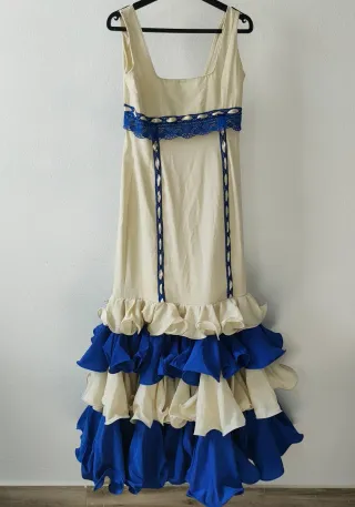 Traje de flamenca beige y azul