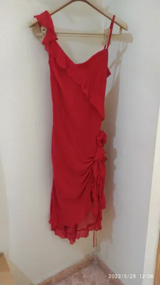 Vestido elegante rojo con volantes