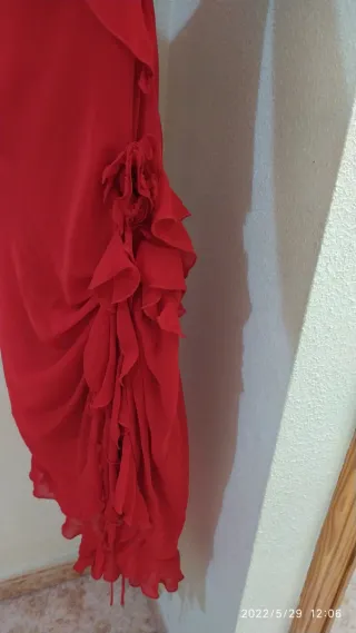 Vestido elegante rojo con volantes